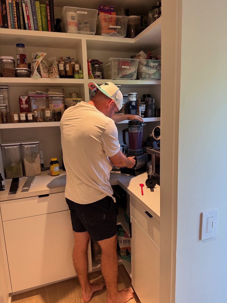HappyHQ, James making smoothies!
